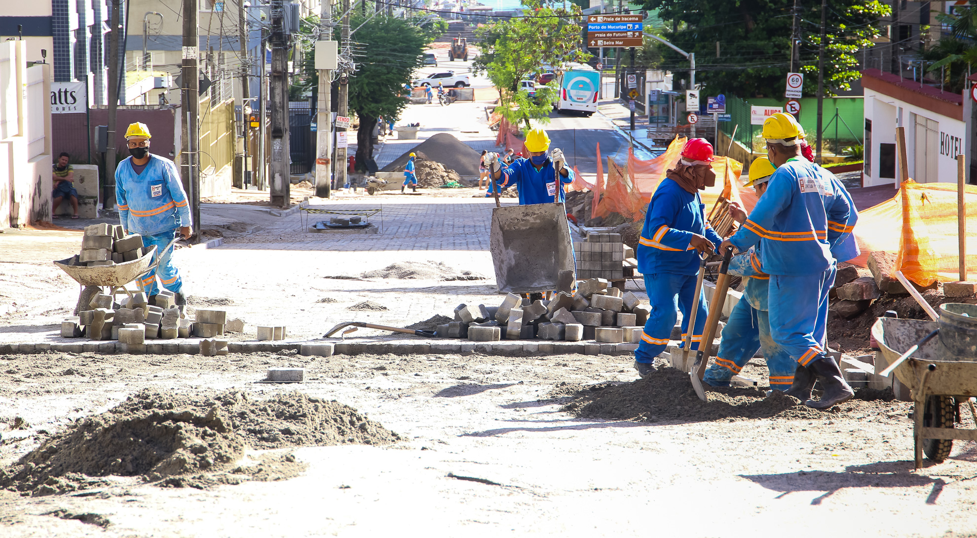 operário trabalhando numa avenida